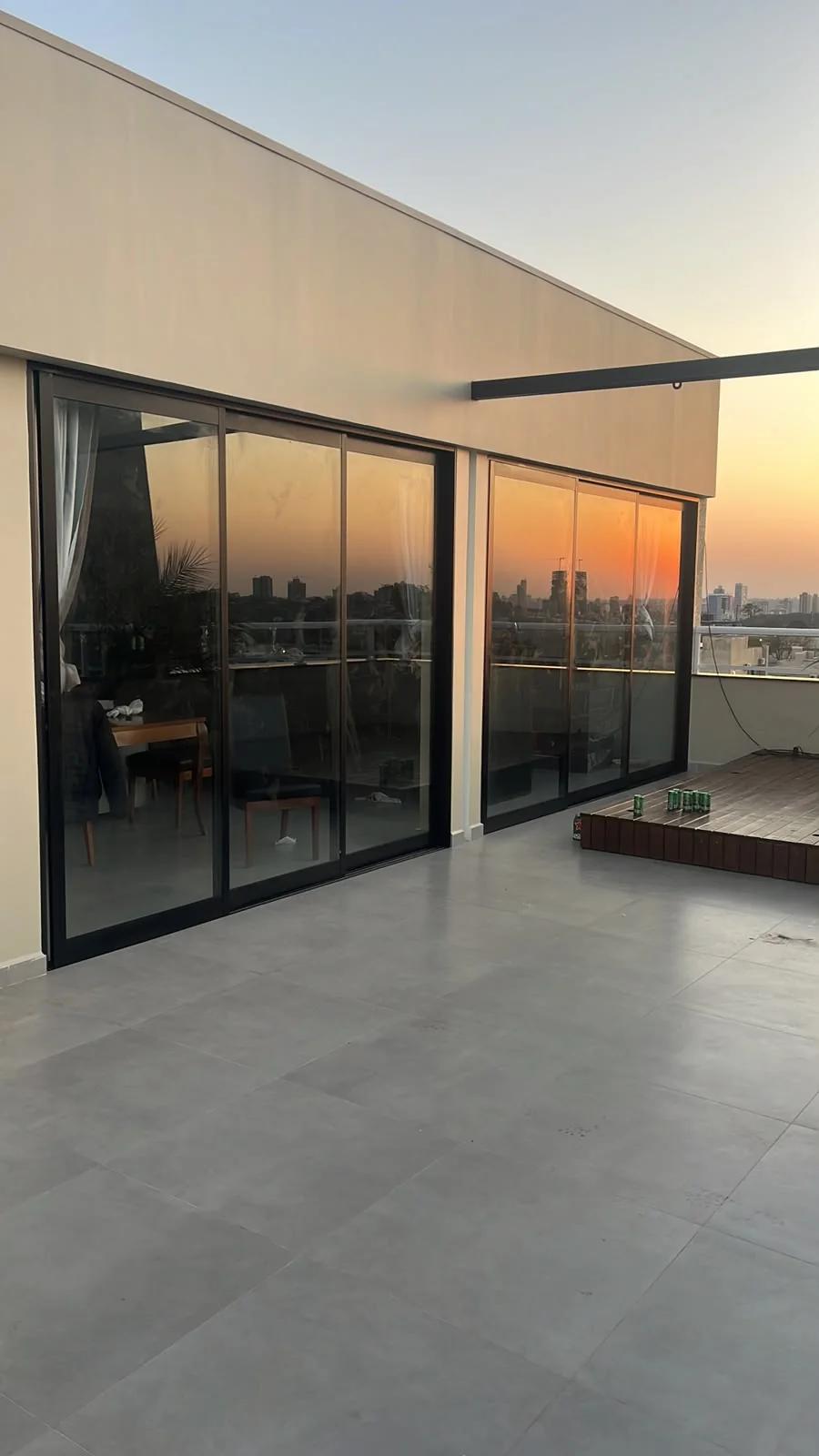 Portas de vidro e esquadrias em acabamento preto instaladas pela Vidraçaria Golden