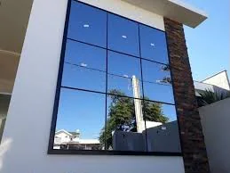 Fachada de vidro espelhado