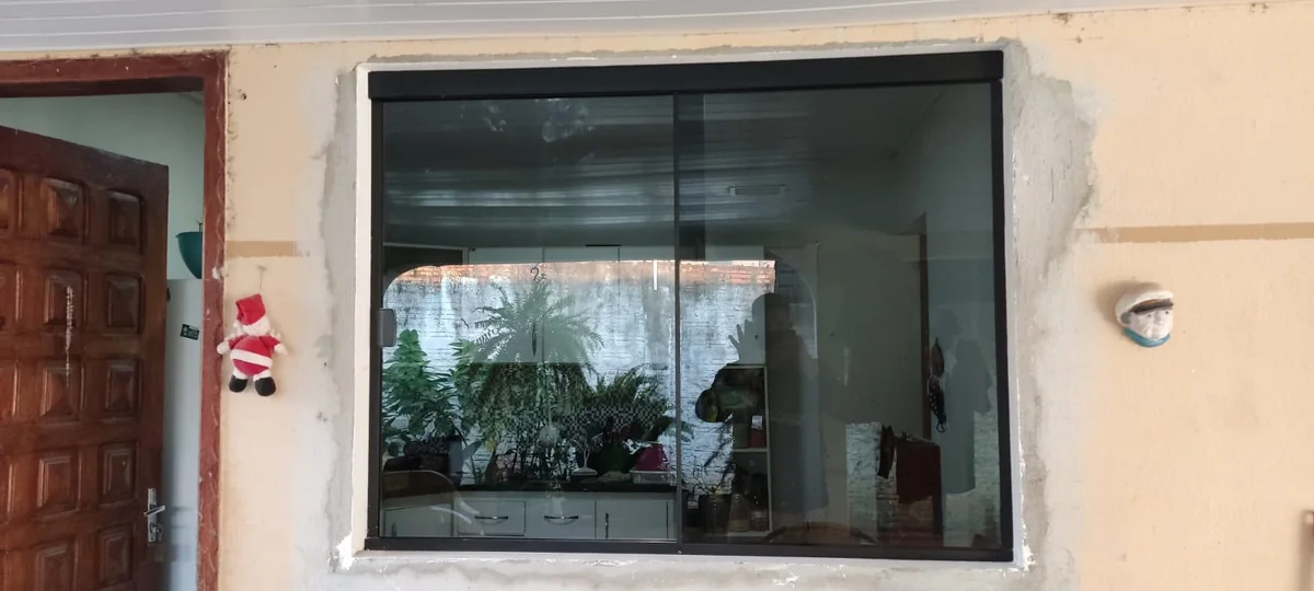 Janela com esquadria preta
