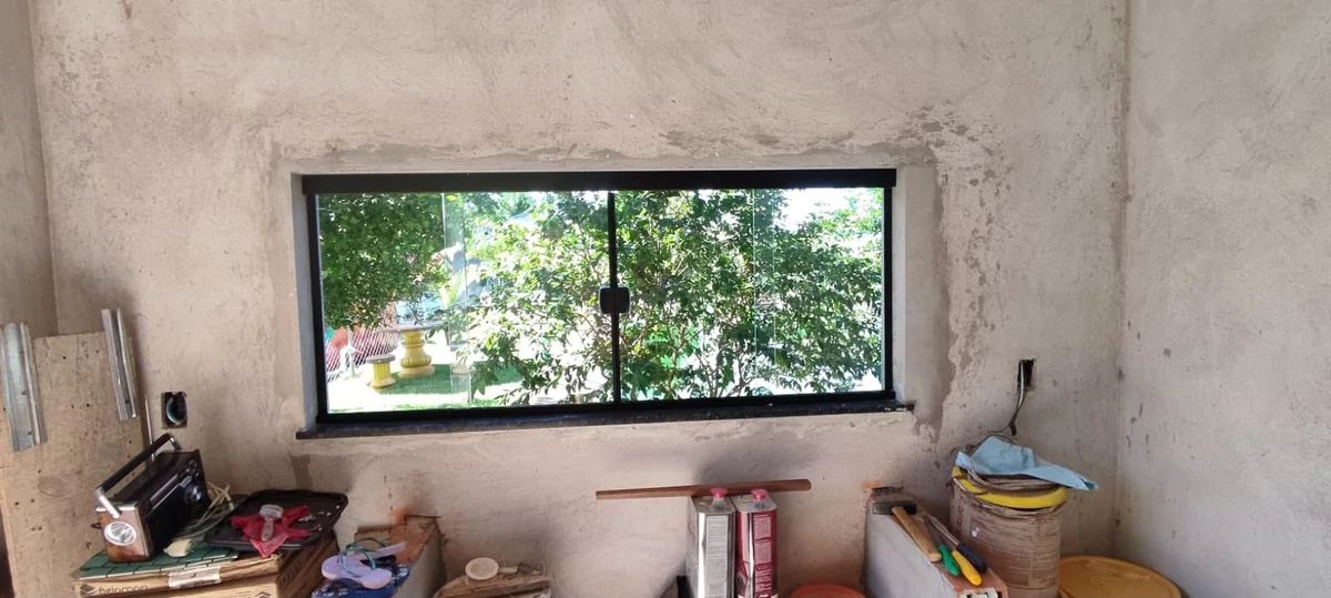 Janela de vidro com esquadria