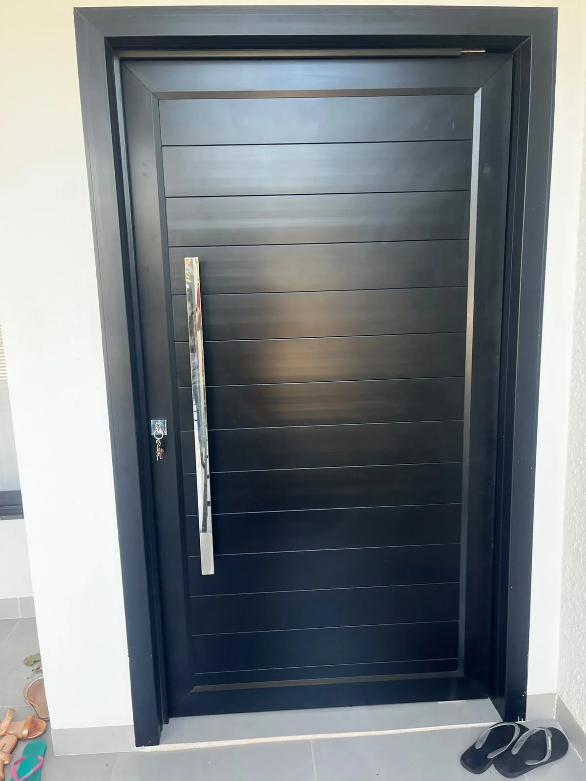 Porta de alumínio preta instalada