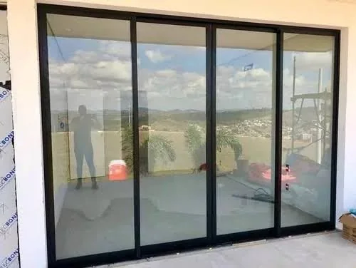 Porta de correr com esquadria preta e vidro